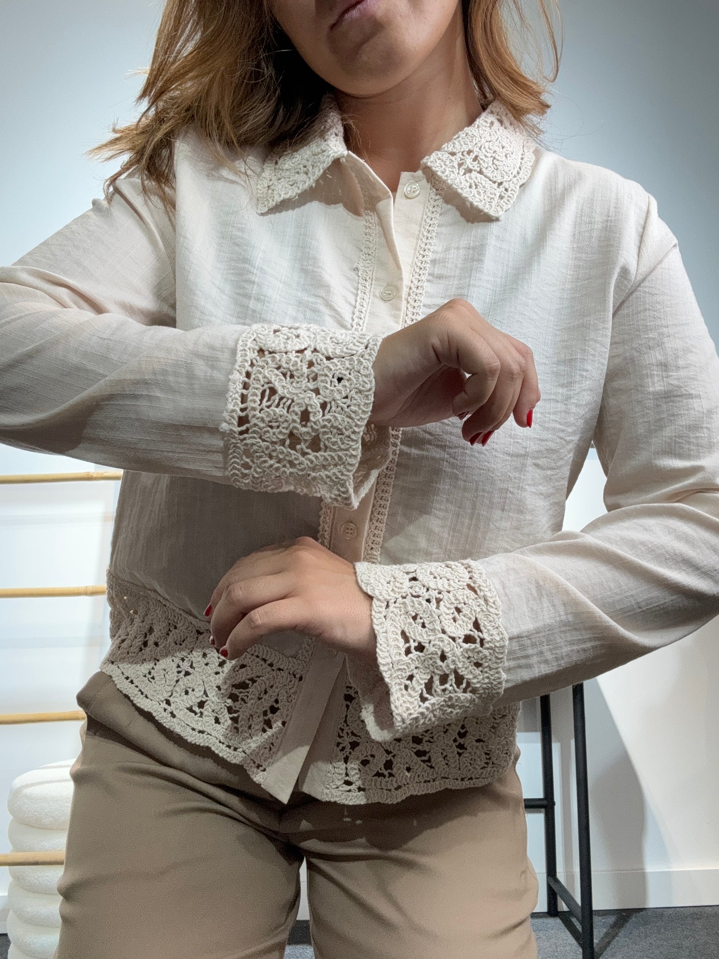 CAMISA COM GOLA E MANGAS BORDADAS