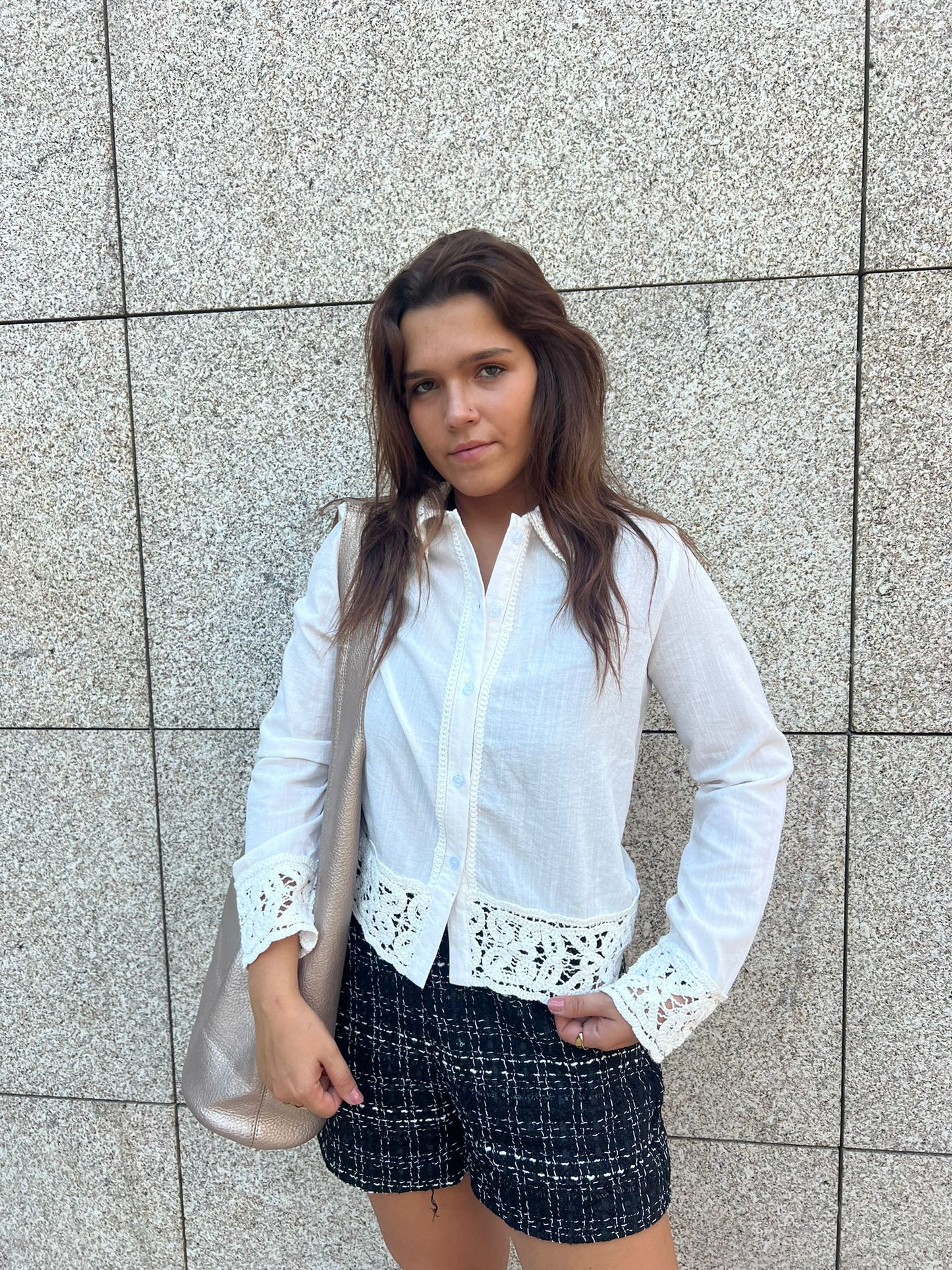 CAMISA COM GOLA E MANGAS BORDADAS