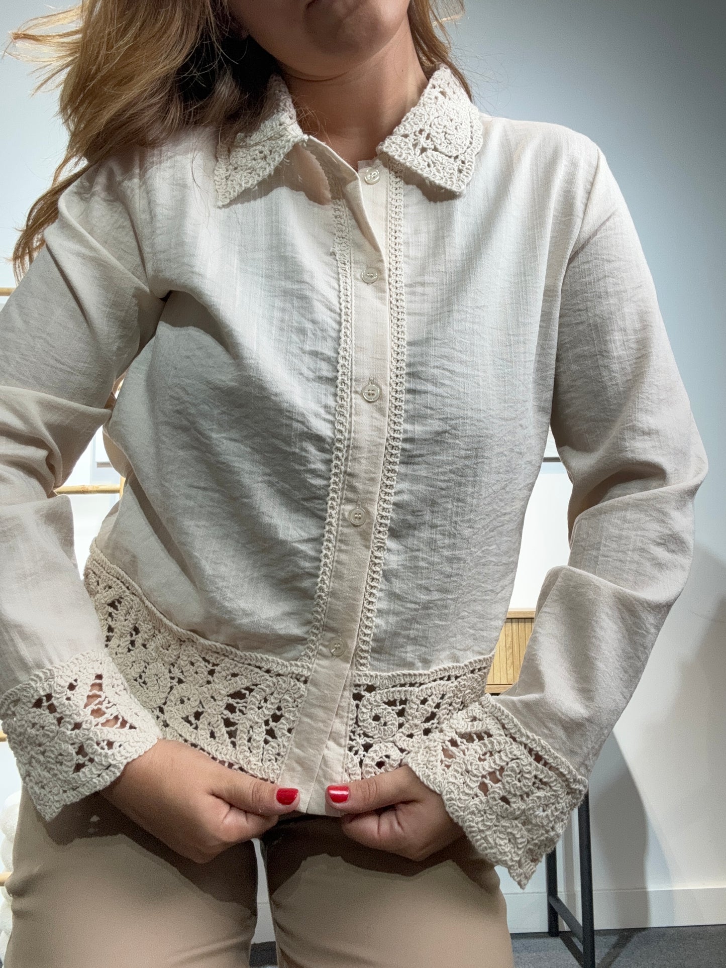 CAMISA COM GOLA E MANGAS BORDADAS