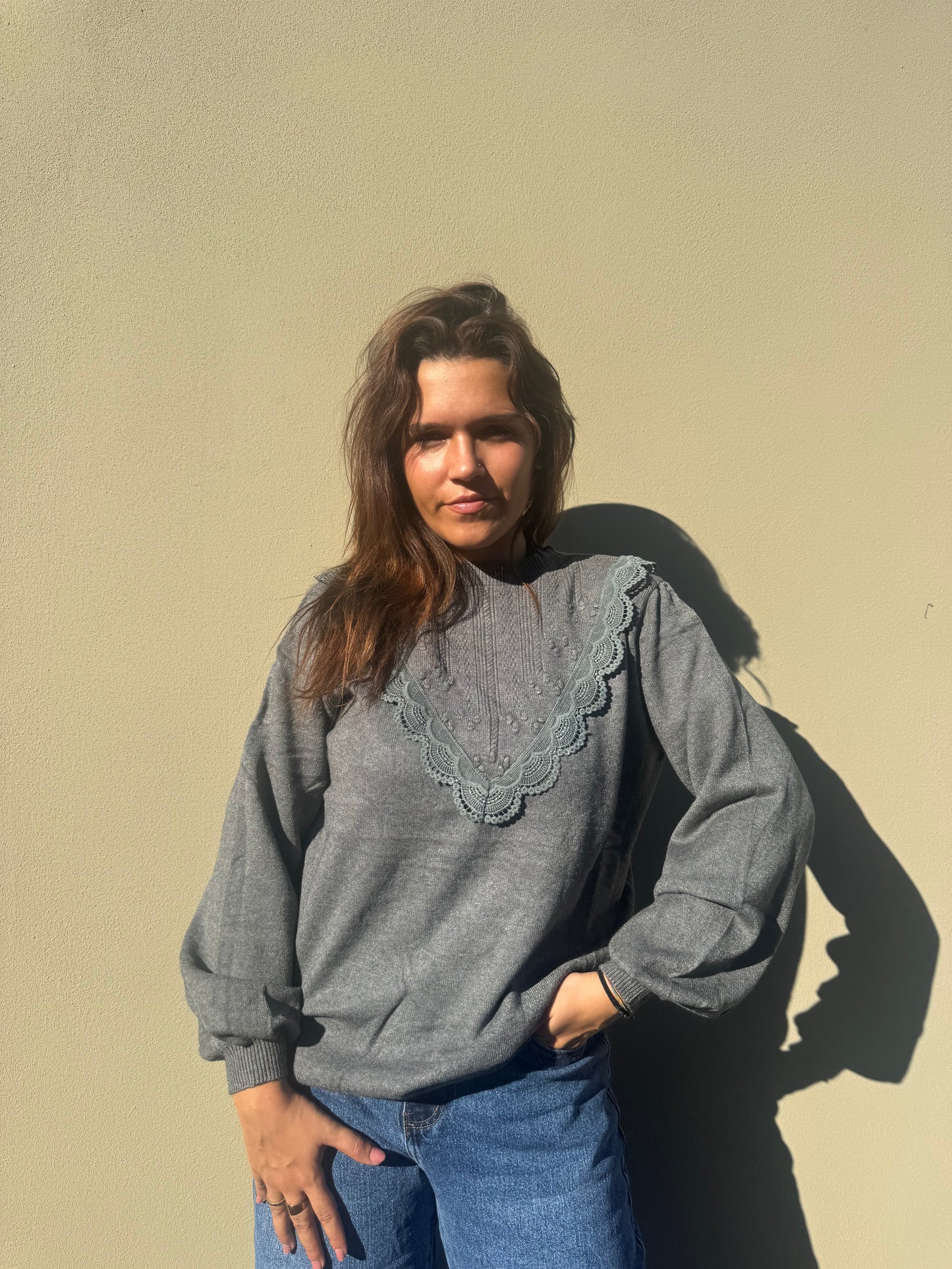 CAMISOLA DE MALHA COM BORDADOS